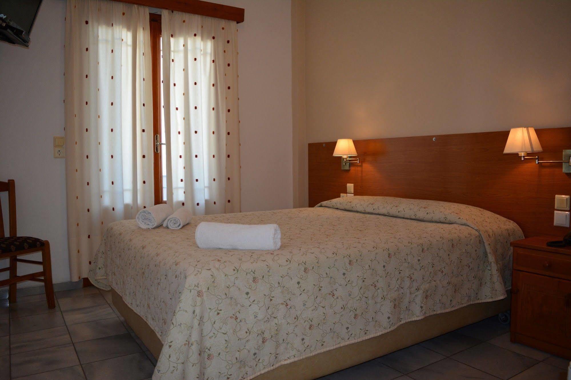 Anemomilos Suites Fira  Esterno foto