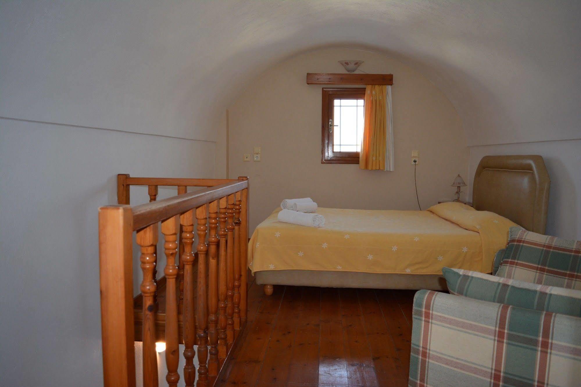 Anemomilos Suites Fira  Esterno foto