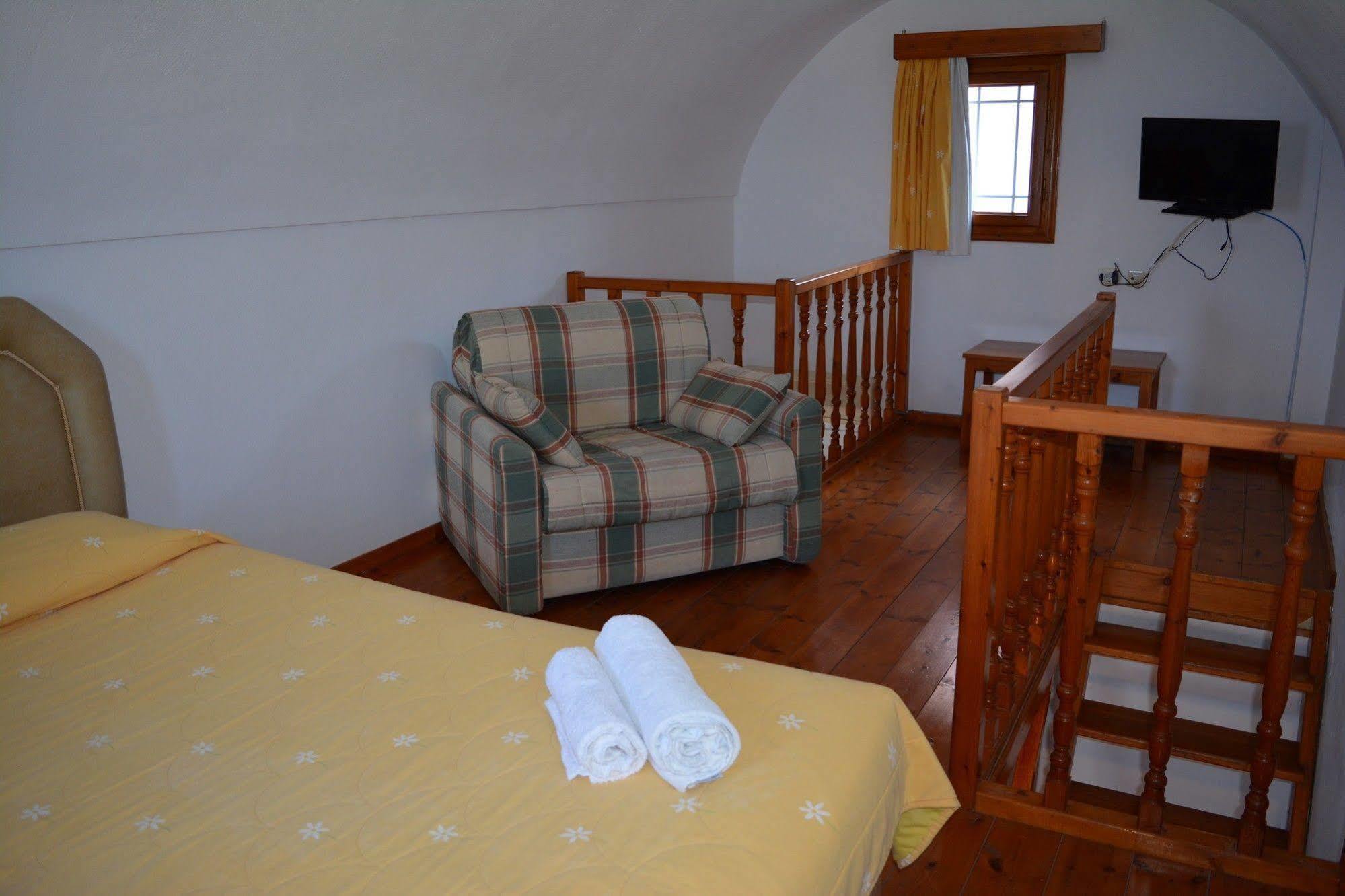 Anemomilos Suites Fira  Esterno foto