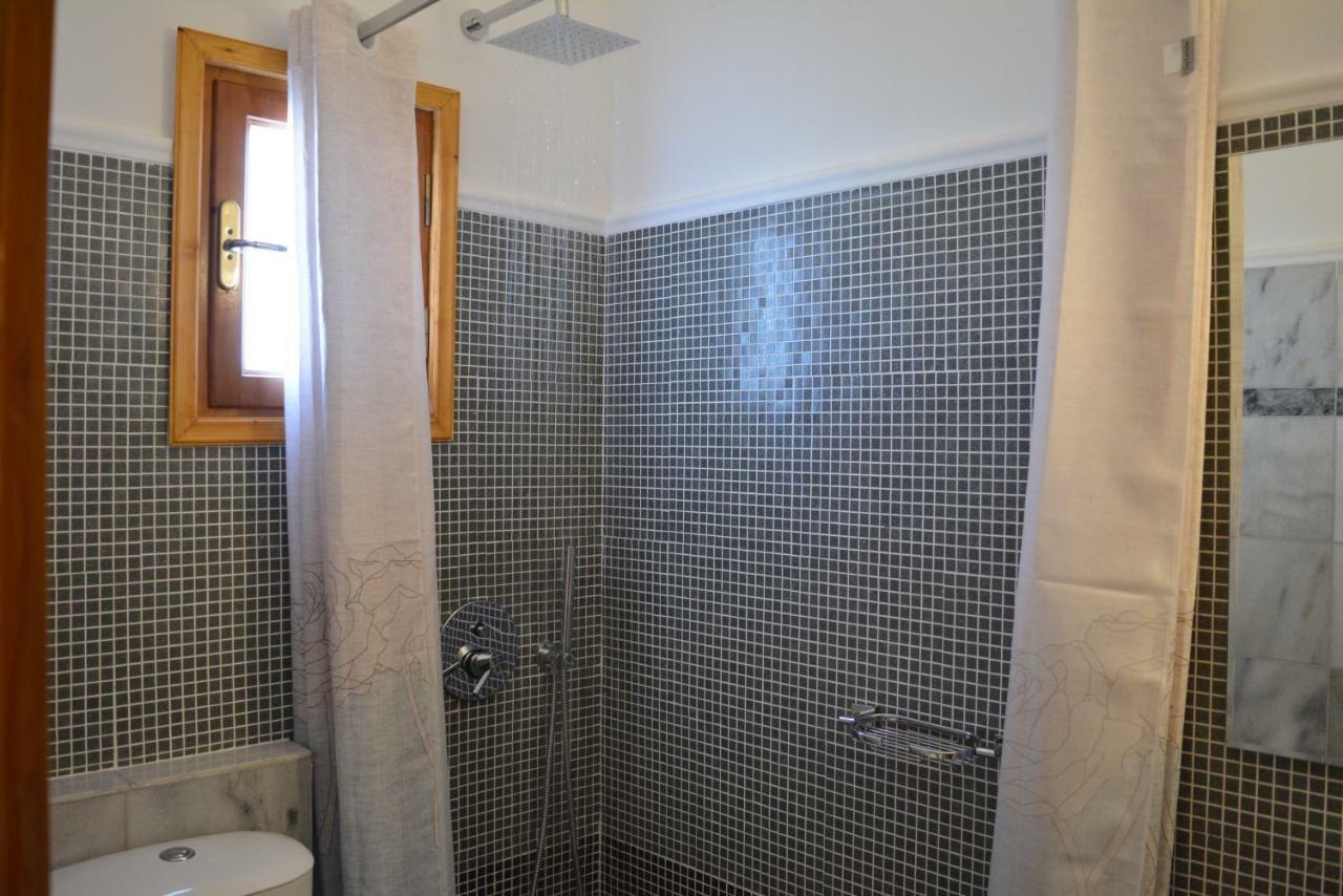 Anemomilos Suites Fira  Esterno foto